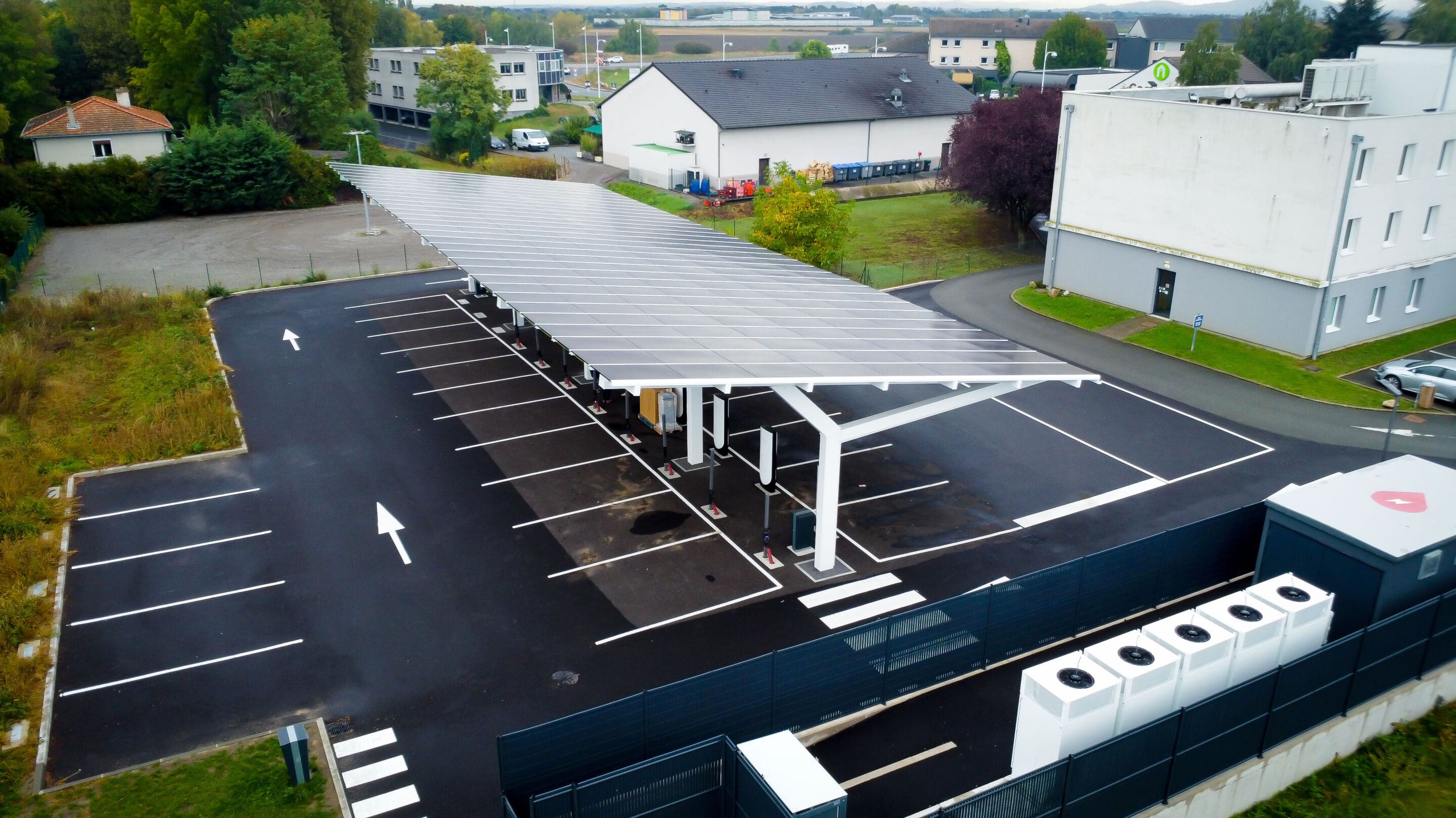 Maßgeschneiderte Photovoltaik-Schattierungen für Tesla Riom - Dome Solar