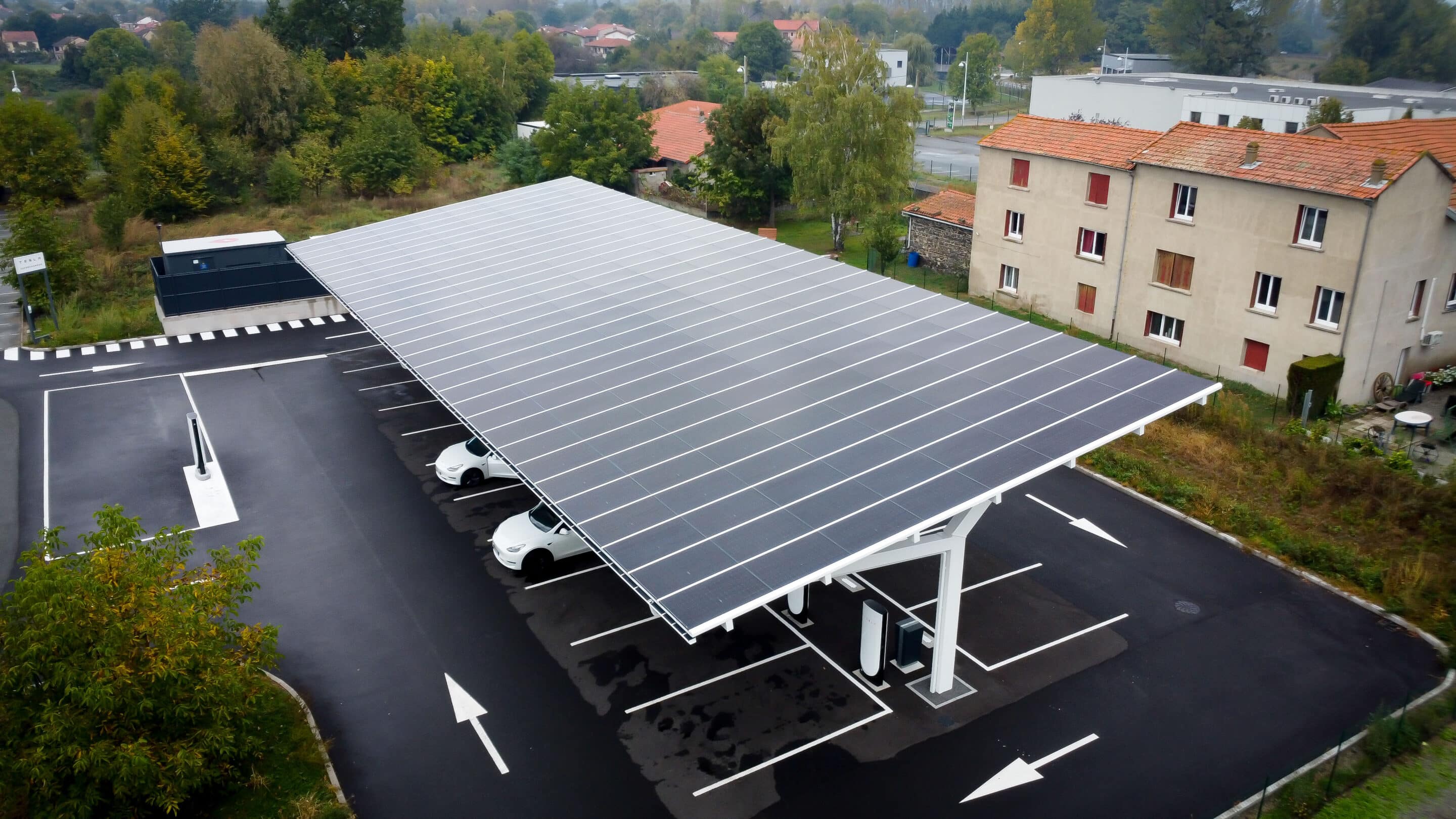 Maßgeschneiderte Photovoltaik-Schattierungen für Tesla Riom - Dome Solar
