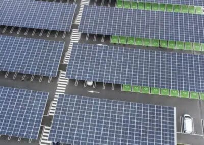 Ombrières photovoltaïques sur le parking d’un supermarché