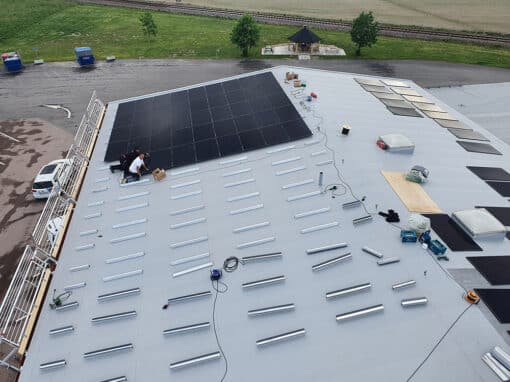 installation-panneaux-photovoltaiques-toiture-terrasses-PVC