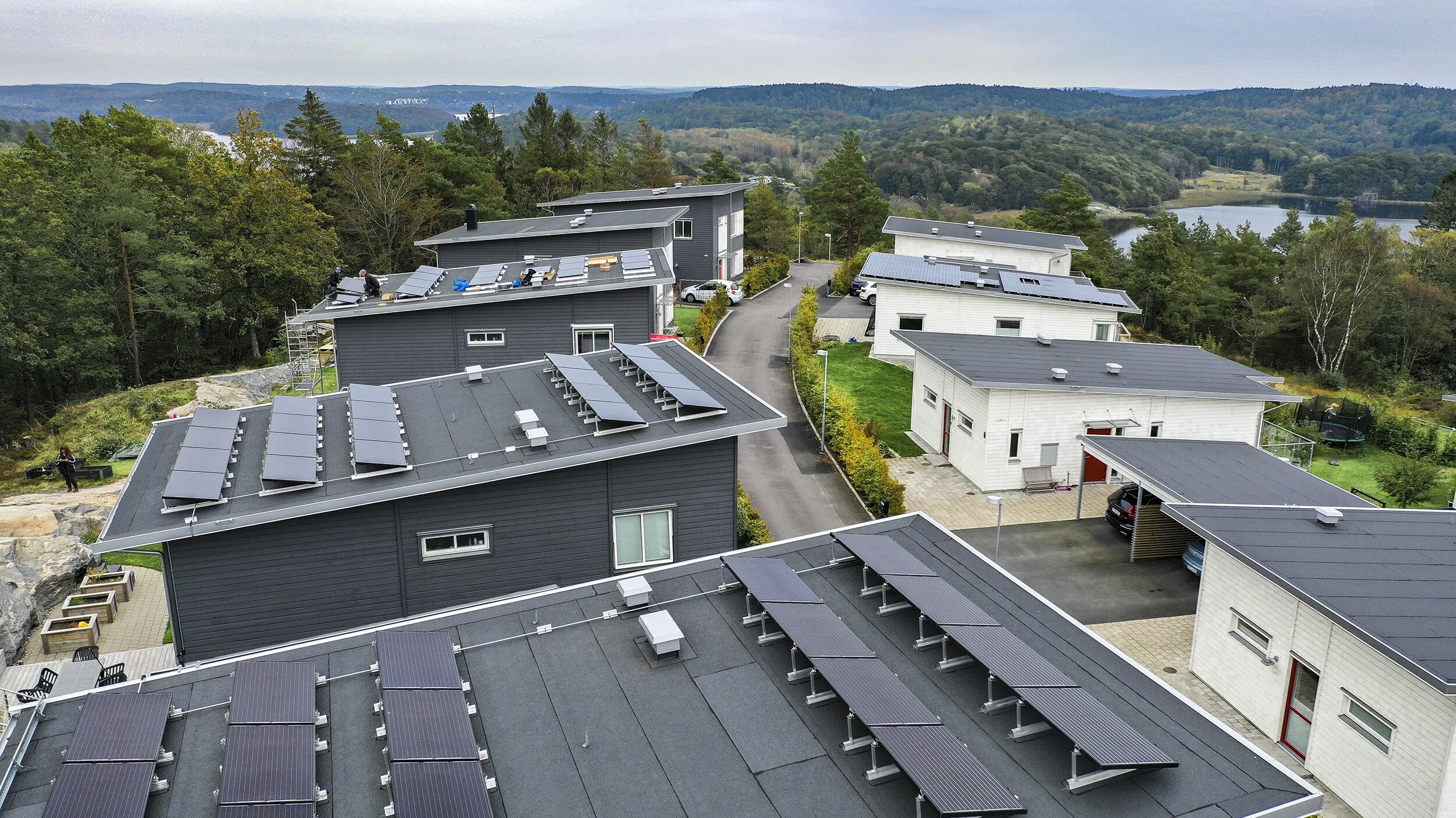 Panneaux photovoltaïques sur des maisons individuelles avec toitures inclinées