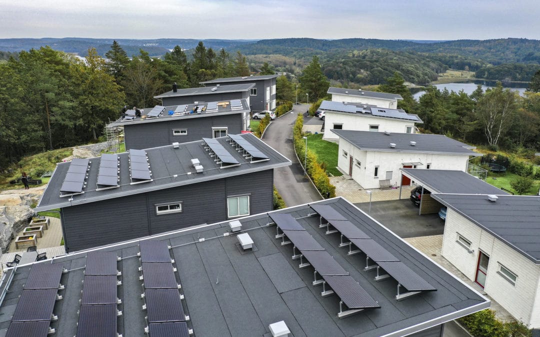 Solcellspaneler täcker taken på enskilda bostadshus i Sverige