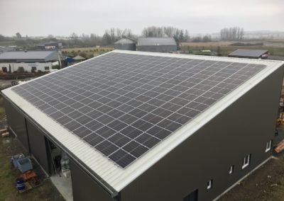 Nos fixations photovoltaïques sur la toiture d’un bâtiment industriel