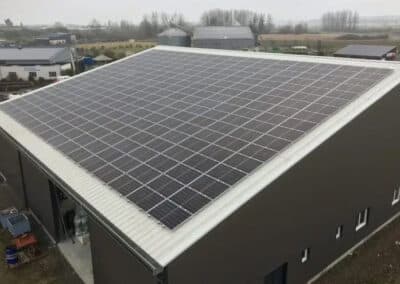 Nos fixations photovoltaïques sur la toiture d’un bâtiment industriel