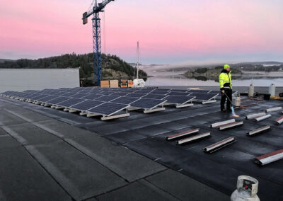 Panneaux photovoltaïques sur un chantier naval en suède