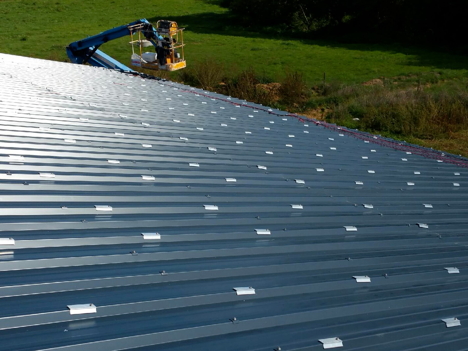 fixation de panneaux photovoltaïques sur toiture bac acier