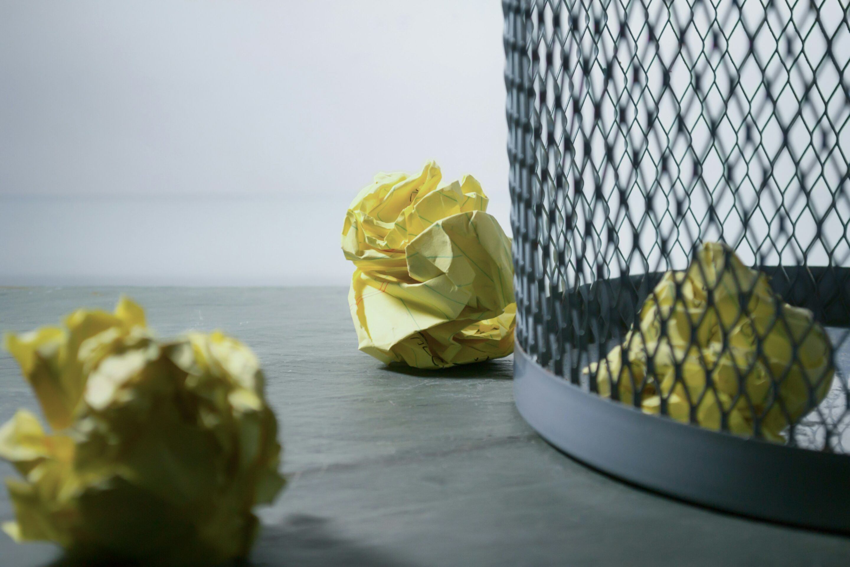 Panier avec du papier froissé